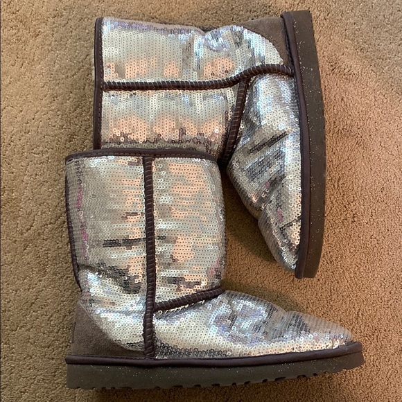 UGG CLASSIC SHORT SILVER SEQUIN BOOTS SIZE 7 - Picture 1 of 15